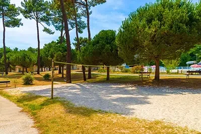 Terrain de sport extérieur avec filet de volley au village vacances Azureva sur l’île d’Oléron