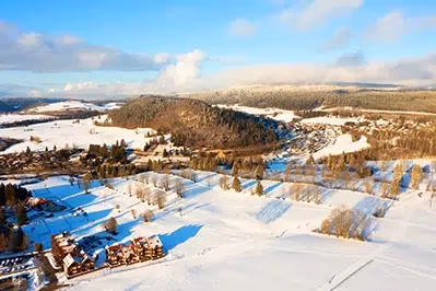 Vue panoramique enneigée du village vacances Azureva Métabief dans le Jura en hiver