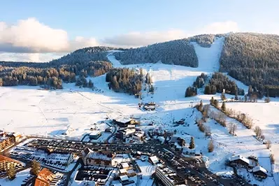 Station de ski de Métabief dans le Jura avec hébergements Azureva et pistes enneigées