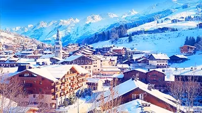 Village vacances Azureva La Clusaz Les Confins avec vue sur les montagnes enneigées