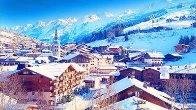 Village vacances Azureva La Clusaz Les Confins avec vue sur les montagnes enneigées