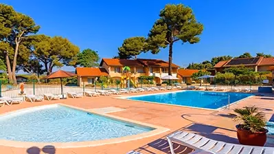 Piscine du village vacances Azureva La Londe-les-Maures idéale pour des vacances en famille