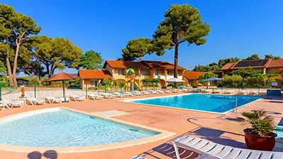 Piscine du village vacances Azureva La Londe-les-Maures idéale pour des vacances en famille