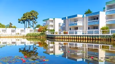 Village vacances Azureva Lacanau avec résidences en bord de lac et proche de l’océan Atlantique