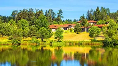 Village vacances Azureva Fournols dans le Puy-de-Dôme au bord d’un lac au cœur du Livradois-Forez