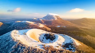 Vue aérienne du Puy-de-Dôme enneigé près du village vacances Azureva Murol en Auvergne