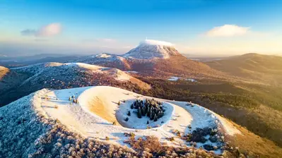 Vue aérienne du Puy-de-Dôme enneigé près du village vacances Azureva Murol en Auvergne