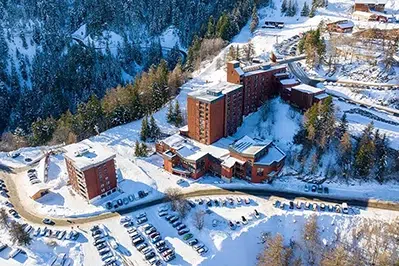 Village vacances Azureva Les Karellis en Savoie avec vue aérienne sur les montagnes enneigées et accès aux pistes de ski