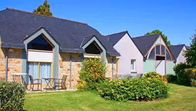 Résidences de vacances Azureva Trégunc avec terrasse privative et jardin verdoyant