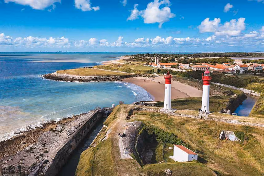 Vue aérienne de l'Île d'Aix avec ses deux phares rouge et blanc, plages de sable fin, fortifications et village préservé en Charente-Maritime