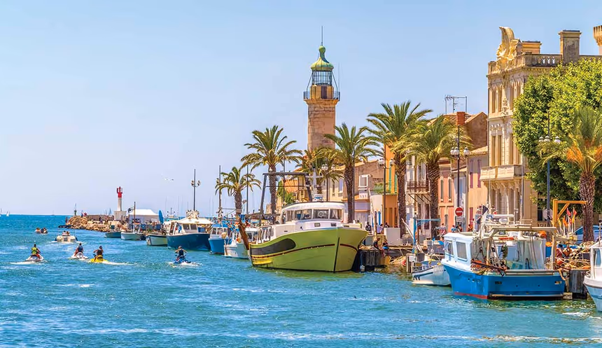 Canal du Grau-du-Roi avec phare, bateaux de pêche, jet-skis et activités nautiques en Camargue gardoise, ambiance estivale