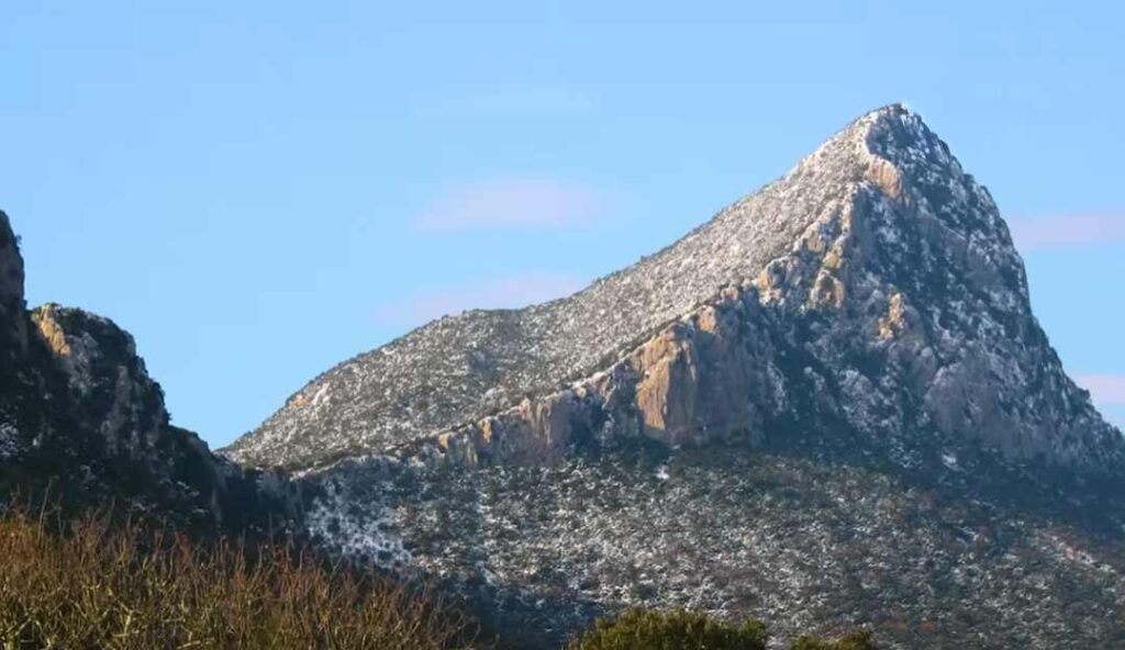 Pic Saint-Loup, sommet emblématique de l'Hérault avec falaises calcaires et garrigue en Occitanie