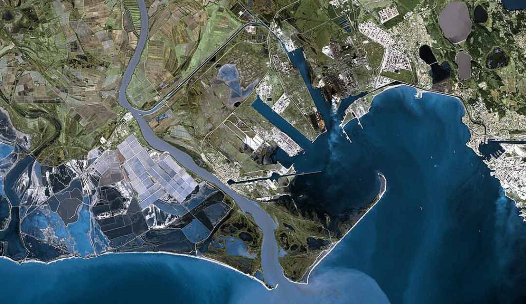 Image satellite du port de Port-Camargue au Grau-du-Roi avec canaux, marina et Méditerranée en Occitanie