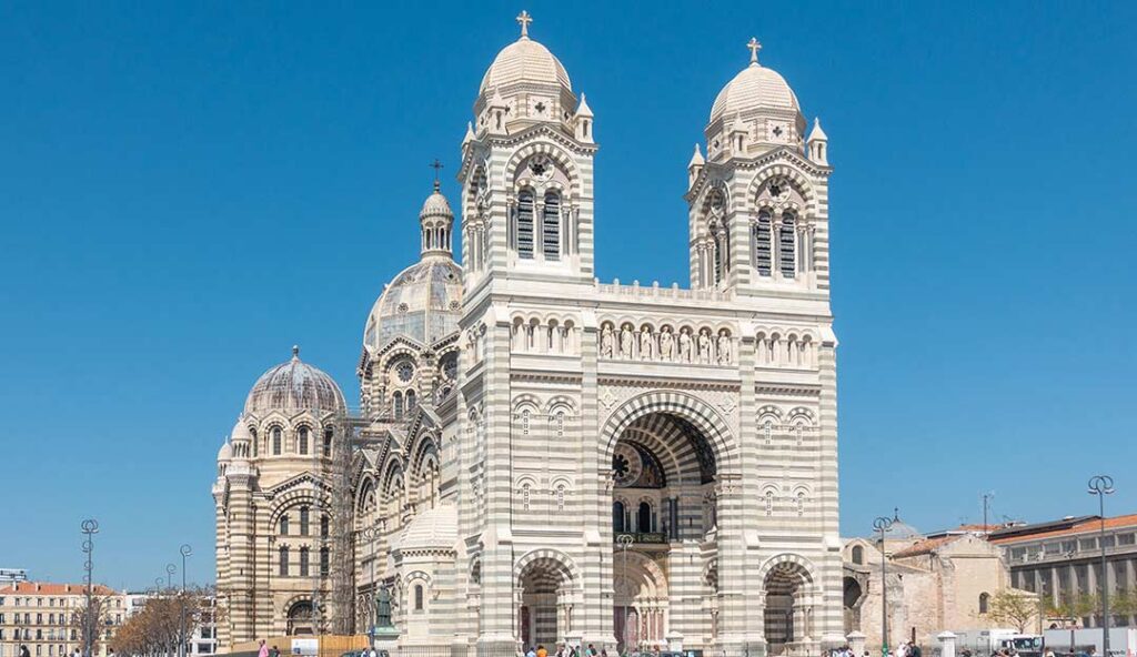 Cathédrale de la Major à Marseille avec architecture romano-byzantine à rayures blanches et vertes en Provence
