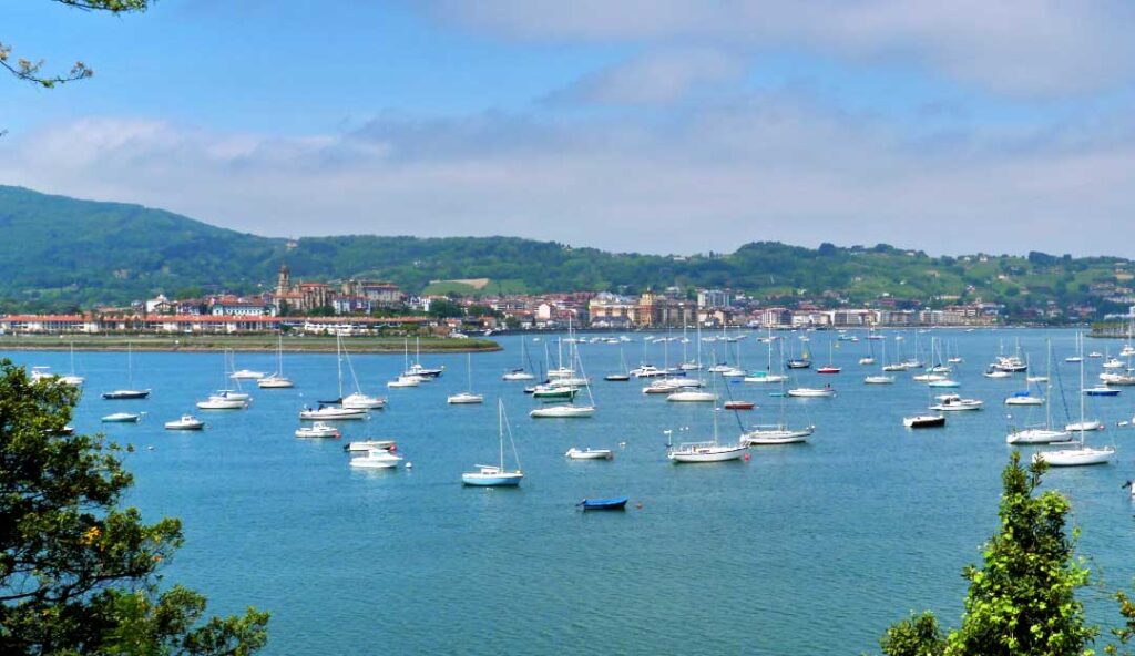 Baie d’Hendaye avec vue sur Hondarribia et les voiliers amarrés