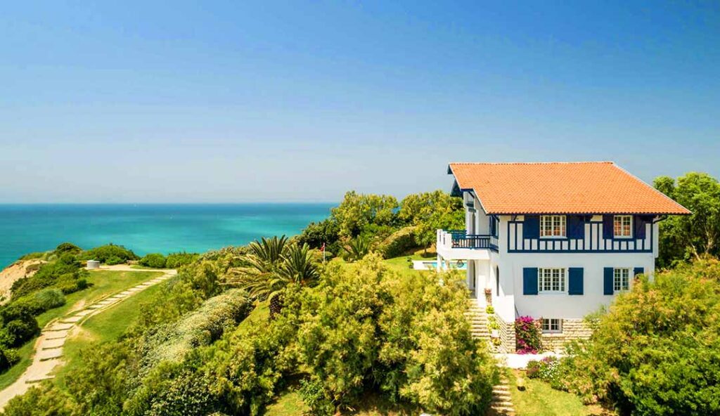 Villa basque traditionnelle à Hendaye avec vue panoramique sur l’océan Atlantique