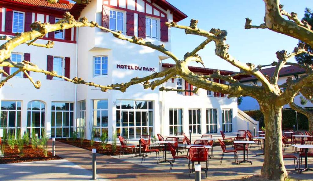 Terrasse ensoleillée de l'Hôtel du Parc Azureva à Hossegor sous les platanes