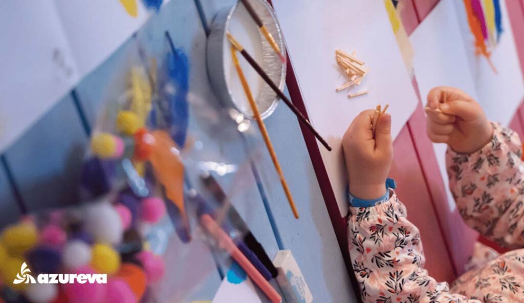 Atelier créatif au club enfants - Village vacances Azureva Île d'Oléron