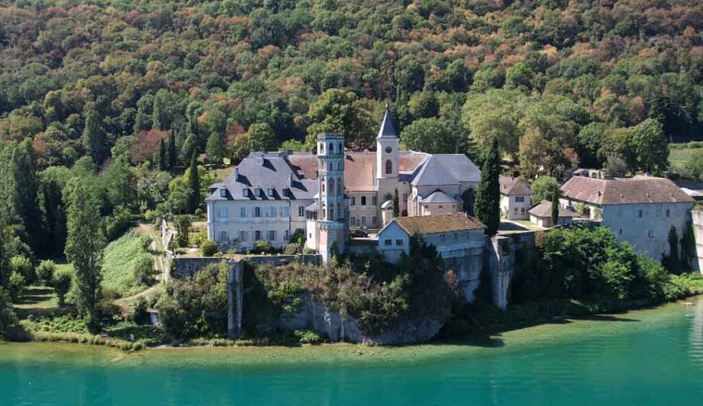 Vue aérienne de l’abbaye de Hautecombe au bord du lac du Bourget en Savoie
