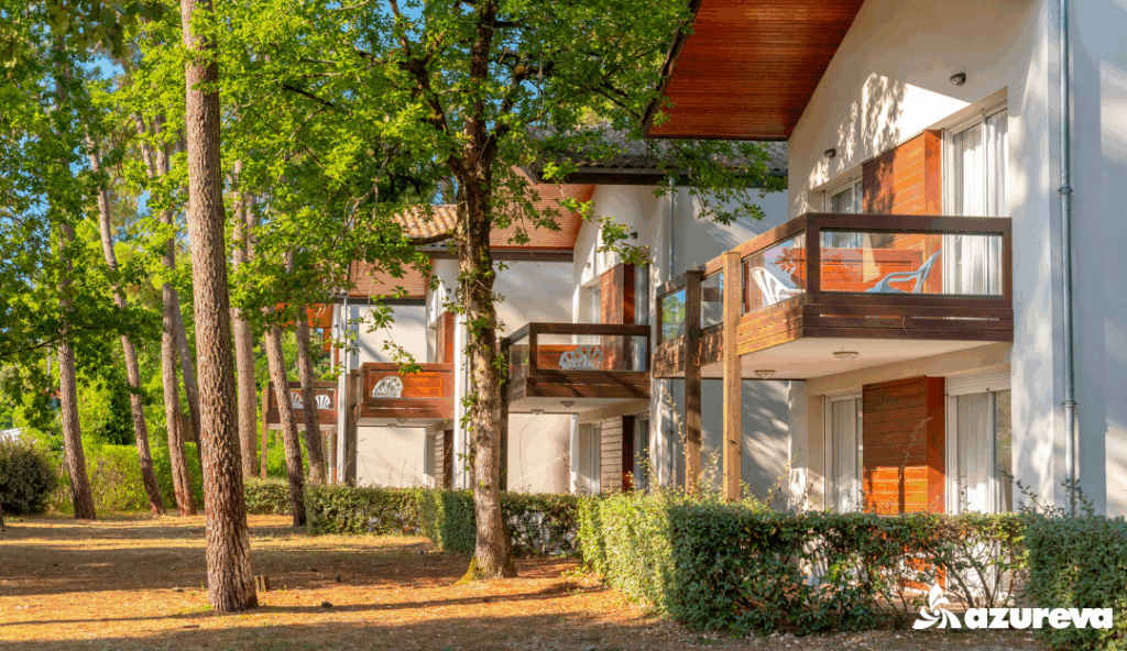 Logements avec balcons en bois dans la pinède - Village vacances Azureva Ronce-les-Bains