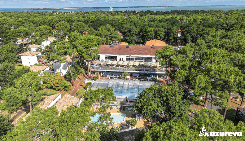 Vue aérienne village vacances Azureva Ronce-les-Bains au cœur de la forêt de pins