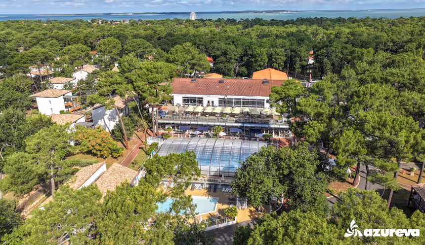 Vue aérienne village vacances Azureva Ronce-les-Bains au cœur de la forêt de pins