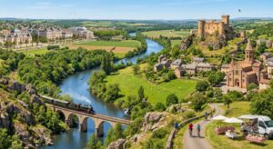 Paysage ultra-réaliste de la rivière Allier serpentant entre gorges sauvages, plaines fertiles, villages médiévaux perchés, la forteresse de Saint-Il, une église romane polychrome, la ligne ferroviaire du Sevenol avec tunnels et viaducs, la ville thermale de Vichy et une ambiance printanière lumineuse