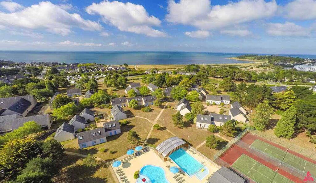 Vue aérienne village vacances Azureva Arzon face au Golfe du Morbihan