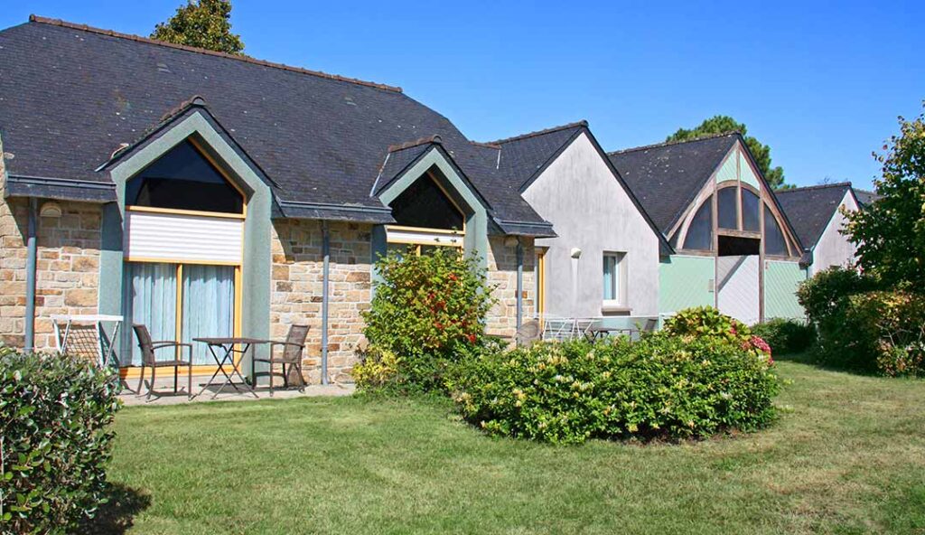 Maisonnettes en pierre avec terrasse - Village vacances Azureva Trégunc