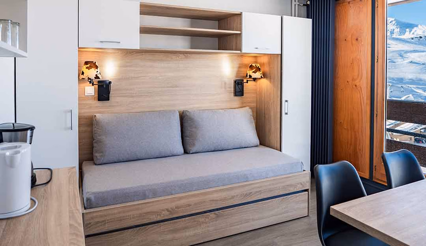 Salon avec canapé-lit et vue montagne - Résidence Azureva Val Thorens