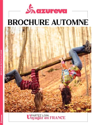 Couverture de la brochure automne Azureva avec deux femmes jouant dans une forêt aux couleurs d’automne