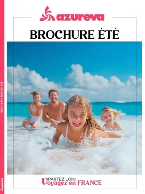 Couverture de la brochure été Azureva avec une famille souriante jouant dans les vagues sur une plage ensoleillée