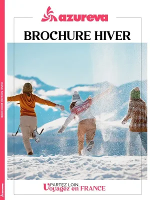 Couverture de la brochure hiver Azureva avec des vacanciers jouant dans la neige à la montagne