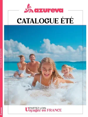 Couverture du catalogue été Azureva avec une famille jouant dans les vagues sur une plage ensoleillée