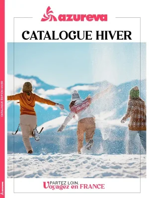 Couverture du catalogue hiver Azureva avec des vacanciers jouant dans la neige en montagne