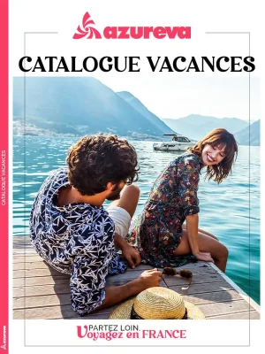 Couverture du catalogue vacances Azureva avec un couple assis sur un ponton au bord de l’eau