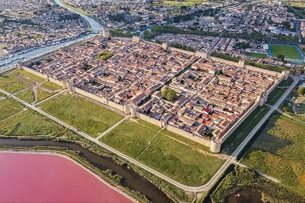 guide-vacances-Golfe-du-Lion Vue aérienne de la cité fortifiée d’Aigues-Mortes et des salins dans le Golfe du Lion