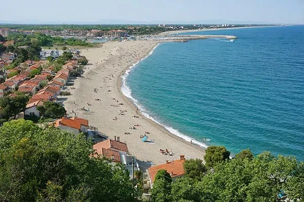 vacances-dans-le-Golfe-du-Lion-Argeles-sur-Mer Plage d’Argelès-sur-Mer dans les Pyrénées-Orientales avec ses maisons méditerranéennes et la Méditerranée