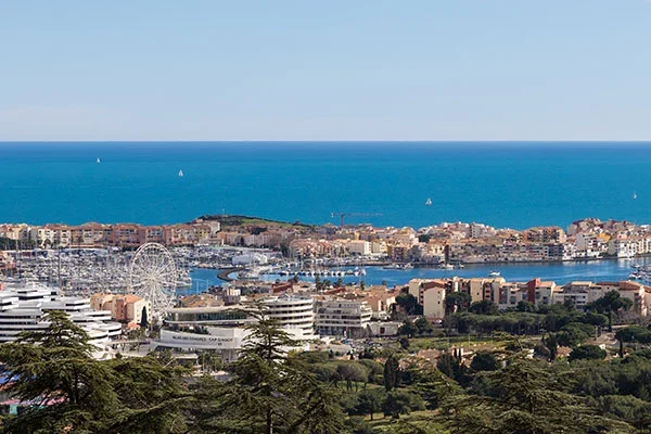 vacances-dans-le-Golfe-du-Lion-Cap-d-Agde Vue sur le Cap d’Agde, station balnéaire de l’Hérault avec son port de plaisance et la Méditerranée