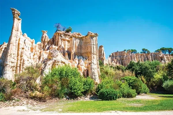 vacances-dans-le-Golfe-du-Lion-Saint-Cyprien Les Orgues d’Ille-sur-Têt, curiosité géologique naturelle dans les Pyrénées-Orientales près de Saint-Cyprien