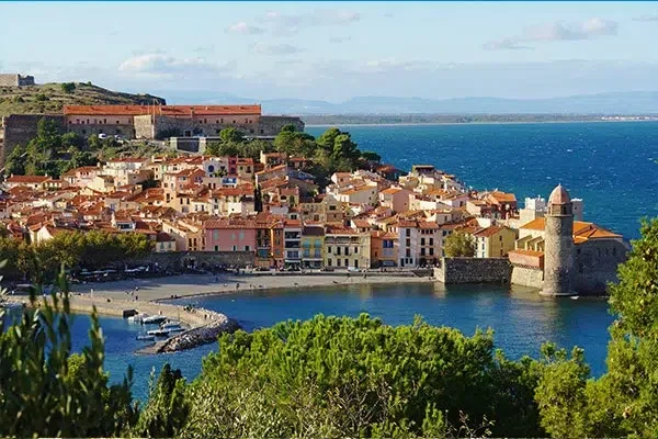 vacances-dans-le-Golfe-du-Lion Vue panoramique de Collioure et son port sur la Côte Vermeille dans le Golfe du Lion