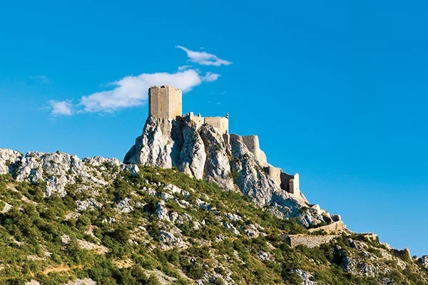 vacances-dans-le-Golfe-du-Lion-sigean Château de Peyrepertuse dans l’Aude, forteresse cathare perchée sur un éperon rocheux en Occitanie